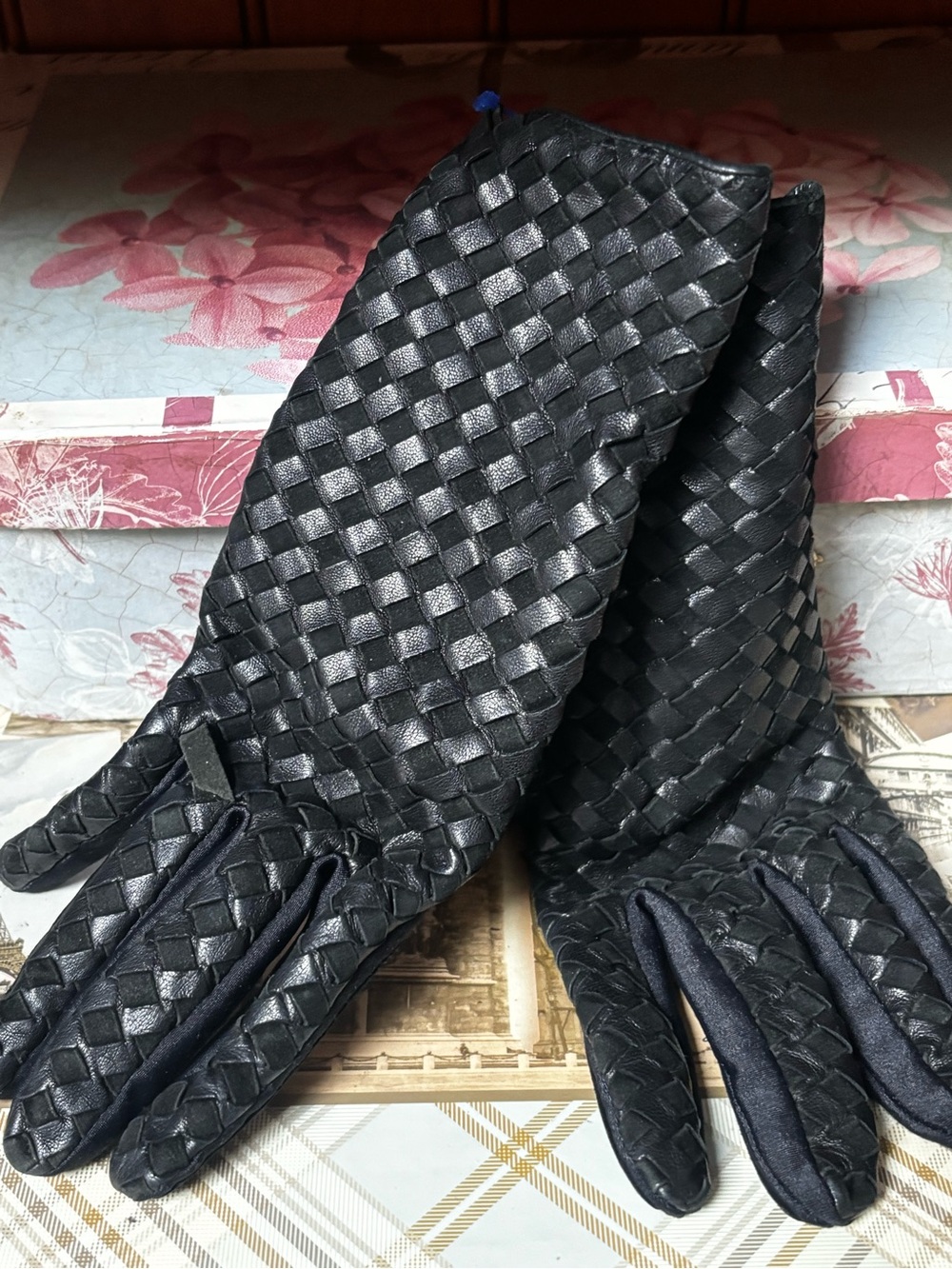 Classic Black Woven leather gloves with an intrecciato pattern